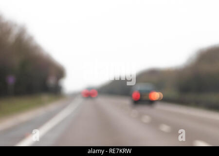 Defokussierten unscharfes Bild des Verkehrs auf der Autobahn auf leere Strecke von der Straße Stockfoto