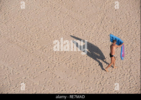 Urlauber am Sandstrand Praia do Túnel, Albufeira, Algarve, Portugal Stockfoto