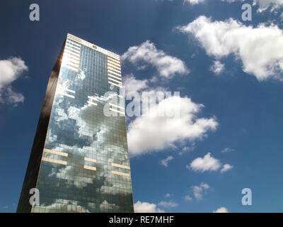 Reflexion der Himmel in Windows von Bürogebäude, Brüssel, Belgien Stockfoto