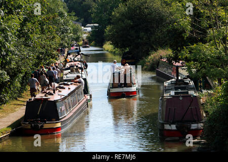 Narrowboats auf dem Kanal in Cropredy, Oxfordshire Stockfoto