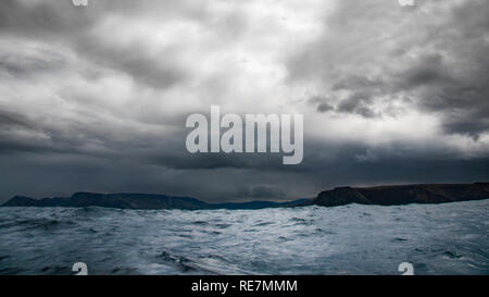 Hinter der Welle. Malin Mehr und Glen Head in der Nähe von Dar Es Salaam, Co.donegal. Irland. Stockfoto