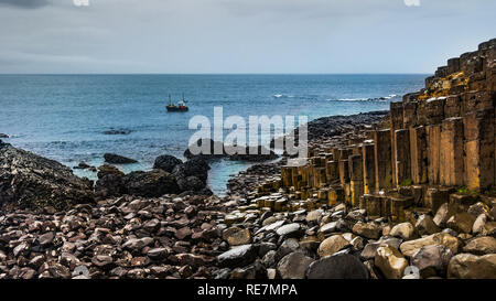 Angeln Boot in der Nähe des Giants Causeway. Stockfoto