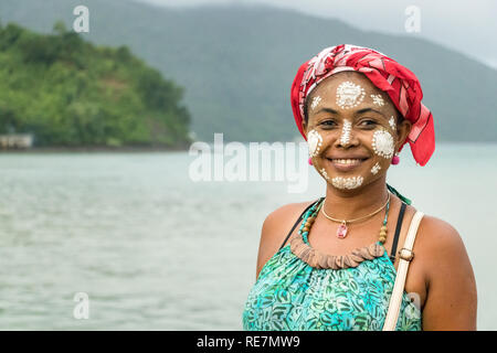 Porträt eines madagassischen Frau mit ihrem Gesicht gemalt, Vezo-Sakalava Tradition, Nosy Be Madagaskar. Stockfoto