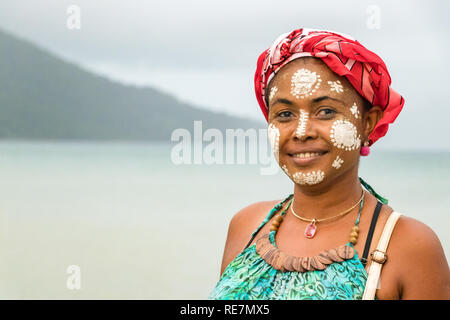 Porträt eines madagassischen Frau mit ihrem Gesicht gemalt, Vezo-Sakalava Tradition, Nosy Be Madagaskar. Stockfoto