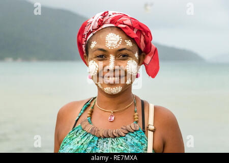 Porträt eines madagassischen Frau mit ihrem Gesicht gemalt, Vezo-Sakalava Tradition, Nosy Be Madagaskar. Stockfoto