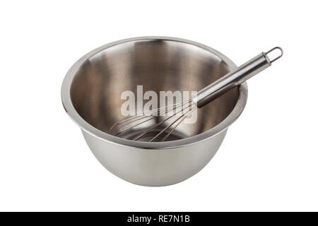 Edelstahl Schüssel mit Schneebesen auf weißem Hintergrund Stockfoto