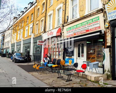 Zweite Hand Möbel shop in New Cross Road - London, England Stockfoto