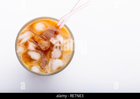 Ice latte oben Blick aus der Nähe auf weißem Hintergrund und Beschneidungspfade. Mit kopieren. Stockfoto