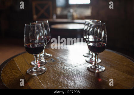 Sechs Gläser Portwein auf dem Lauf Stockfoto