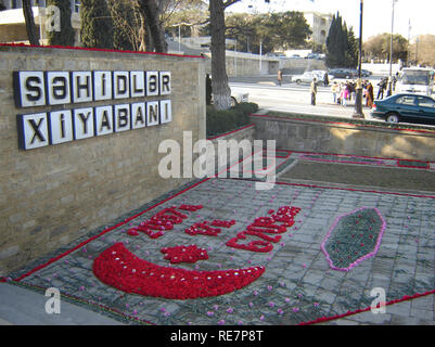 BAKU, Aserbaidschan, 20. JANUAR 2007 Blumen in Bezug von Trauernden auf Marmor Gräber legte am 20. Januar Denkmal in Baku, am Jahrestag des ma Stockfoto