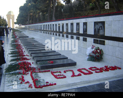 BAKU, Aserbaidschan, 20. JANUAR 2007 Blumen in Bezug von Trauernden auf Marmor Gräber legte am 20. Januar Denkmal in Baku, am Jahrestag des ma Stockfoto