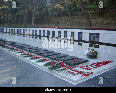 BAKU, Aserbaidschan, 20. JANUAR 2007 Blumen in Bezug von Trauernden auf Marmor Gräber legte am 20. Januar Denkmal in Baku, am Jahrestag des ma Stockfoto