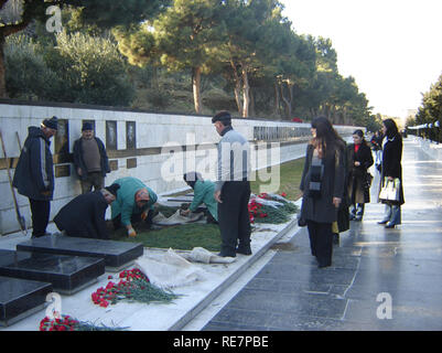 BAKU, Aserbaidschan, 20. JANUAR 2007 Blumen in Bezug von Trauernden auf Marmor Gräber legte am 20. Januar Denkmal in Baku, am Jahrestag des ma Stockfoto