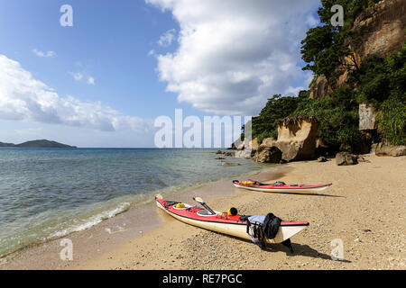 Kajaks mit all der Ausrüstung für eine Expedition auf einem wunderschönen tropischen Strand mit türkisblauen Wasser, flachkopfkatze Jima, Japan Stockfoto