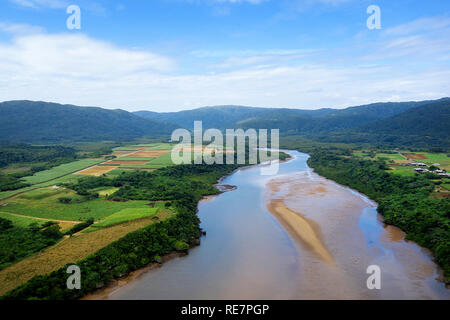 Luftaufnahme über thewild Landschaft in der Nähe von Fluss in der flachkopfkatze Island, Japan, von drohne getroffen Stockfoto