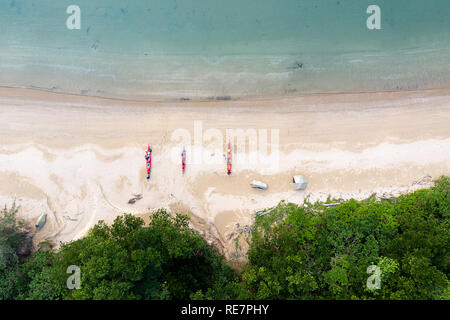 Luftaufnahme von einem Campingplatz und Kajaks auf einem entfernten Strand bei flachkopfkatze Island, Japan Stockfoto