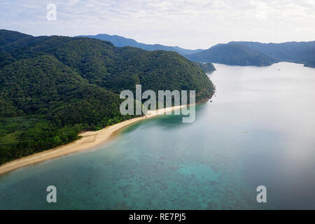 Luftaufnahme eines Campingplatzes auf einem entfernten Strand, Kajaks und a an flachkopfkatze Island, Japan, von drohne getroffen Stockfoto