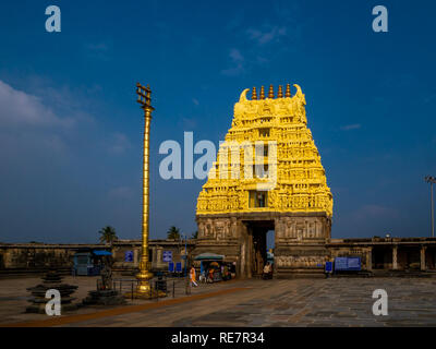 Belur, Indien - Dezember 19, 2018: Big Eingang der Chennakeshava Tempel, ist ein aus dem 12. Jahrhundert Hindu Tempel von König Vishnuvardhana im Jahr 1117 CE-Beauftragte Stockfoto