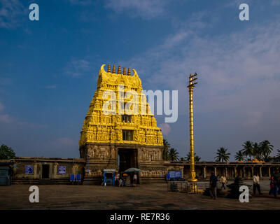 Belur, Indien - Dezember 19, 2018: Big Eingang der Chennakeshava Tempel, ist ein aus dem 12. Jahrhundert Hindu Tempel von König Vishnuvardhana im Jahr 1117 CE-Beauftragte Stockfoto