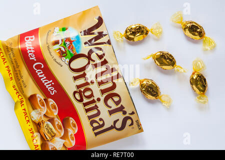 Packung Werthers Original Butter Bonbons öffnen mit Inhalt auf weißem Hintergrund verschüttet - Die klassischen Candy mit echter Butter und frischem Rahm hergestellt Stockfoto