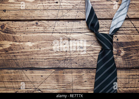 Vatertag Konzept. Gestreifte Krawatte auf hölzernen Hintergrund mit Kopie Raum Stockfoto