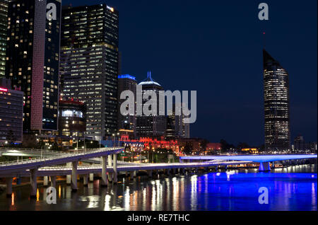 Riverside Expressway und Brisbane Innenstadt bei Nacht, Queensland, Australien Stockfoto