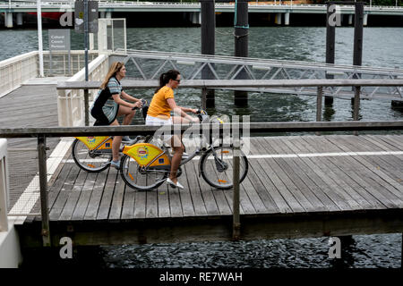 Radfahrer auf Citybikes, South Bank, Brisbane, Queensland, Australien Stockfoto
