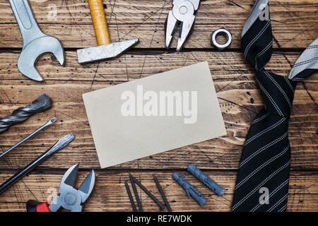 Vatertag Konzept Binden und Werkzeuge für Reparatur und Konstruktion. Holz- Hintergrund. Kopieren Sie Platz. Stockfoto