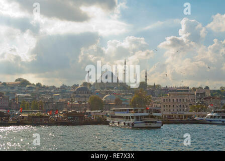 Eminönü, mit Boot im Hintergrund Piers und Sultanahmet, Istanbul, Türkei, Eurasien Stockfoto