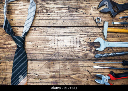 Vatertag Konzept Binden und Werkzeuge für Reparatur und Konstruktion. Holz- Hintergrund. Kopieren Sie Platz. Stockfoto