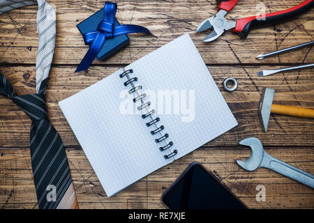 Vatertag Konzept Binden und Werkzeuge für Reparatur und Konstruktion. Holz- Hintergrund. Kopieren Sie Platz. Stockfoto