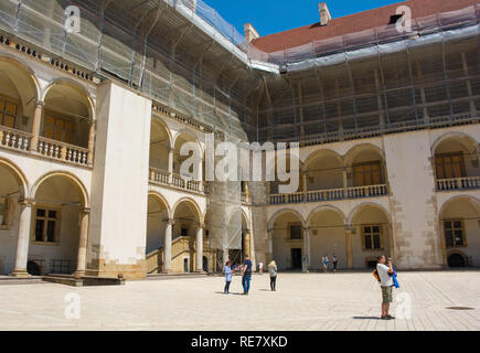 Krakau, Polen - 13. Juli 2018. Touristen zu Fuß rund um den Arkadenhof im historischen Schloss Wawel in Krakau, Polen, die derzeit durchlaufen Stockfoto