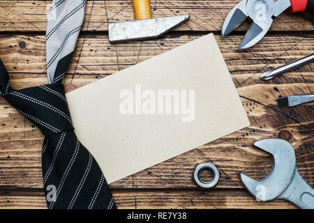 Vatertag Konzept Binden und Werkzeuge für Reparatur und Konstruktion. Holz- Hintergrund. Kopieren Sie Platz. Stockfoto