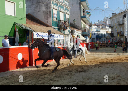 Traditionelle Largada de Toiros, Straße Stierkampf, Festas do Barrete Verde e das Salinas, Provinz Alcochete, Setubal, Portugal Stockfoto