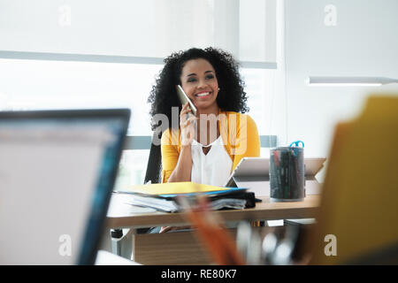 Beautiful Young Business Woman With Cell Phone In Corporate Office Stockfoto