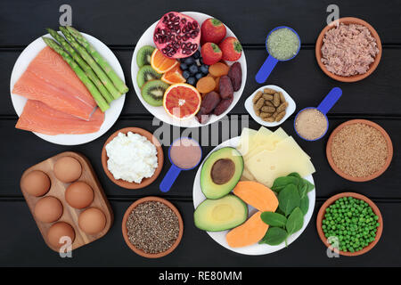 Gesundheit Ernährung für Bodybuilder high in Protein einschließlich Fisch, Milchprodukte, Nahrungsergänzung, Pulver und multi Vitamin Tabletten, Obst, Gemüse und Samen Stockfoto