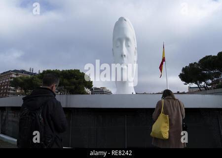 Skulptur mit dem Titel 'Julia', 12 Meter hoch, von dem Katalanischen geborene Jaume Plensa in der Plaza de Colon in Madrid, Spanien. Die Skulptur wird ab 20. Dezember für ein Jahr ausgestellt werden auf dem alten Sockel, wo die Statue von Columbus bereits stand. Mit: Atmosphäre Wo: Madrid, Gemeinschaft von Madrid, Spanien Wann: 20 Dec 2018 Credit: Oscar Gonzalez/WENN.com Stockfoto