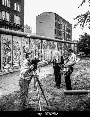 August 1986, CBS TV crew Interviewführung vor der Berliner Mauer mit Freiheitsstatue Fresken, West Berlin, Deutschland, Europa eingerichtet, Stockfoto