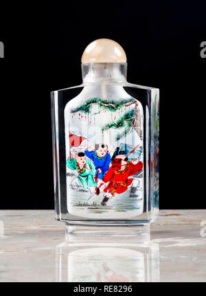 Im Inneren des 20. Jahrhunderts gemalten chinesischen Bergkristall Schnupftabak Flasche. Stockfoto