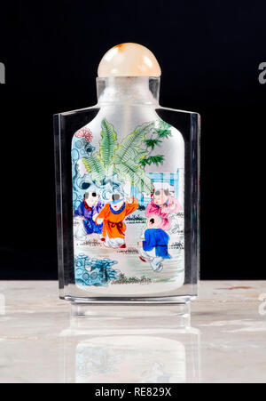 Im Inneren des 20. Jahrhunderts gemalten chinesischen Bergkristall Schnupftabak Flasche. Stockfoto
