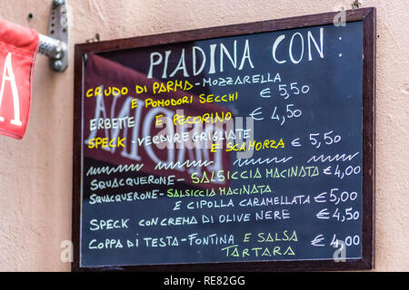 RAVENNA, ITALIEN - Januar 15, 2019: Licht ist aufschlussreich Mahlzeiten von der Speisekarte der Piadina shop Stockfoto