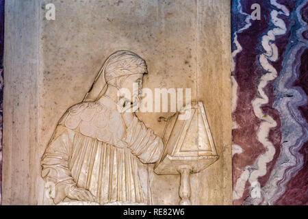 RAVENNA, ITALIEN - Januar 15, 2019: Licht erleuchtet ist, Grab von Dante Alighieri Stockfoto