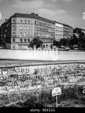 August 1986, Berliner Mauer, Warnschild für das Ende des französischen Sektors, Todesstreifen, Niemandsland, Bernauer Straße, Hochzeit, West-Berlin-Seite , Deutschland, Europa, Stockfoto