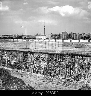 August 1986, Berliner Mauer graffitis am Potsdamer Platz mit Blick auf den Leipziger Platz, Todesstreifen, West Berlin, Deutschland, Europa, Stockfoto