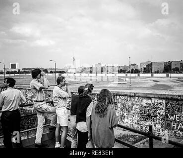 August 1986 Potsdamer Platz Aussichtsplattform, die Menschen über die Berliner Mauer zu Leipziger Platz suchen, West Berlin, Deutschland, Europa, Stockfoto