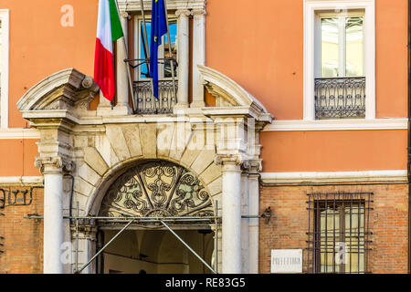 RAVENNA, ITALIEN - Januar 15, 2019: Die Fahnen schwenkten die Eintragung der Präfektur Stockfoto