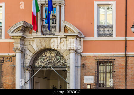 RAVENNA, ITALIEN - Januar 15, 2019: Die Fahnen schwenkten die Eintragung der Präfektur Stockfoto