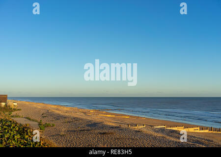 Winter Sonne über Cooden Beach und Pevensey Bay Stockfoto