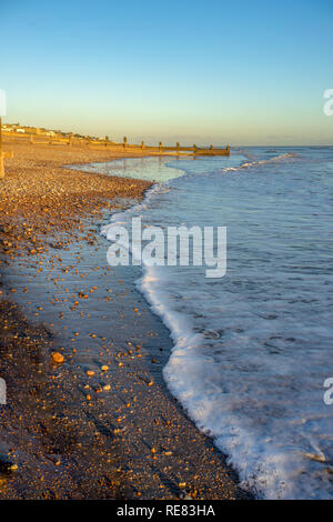 Winter Sonne über Cooden Beach und Pevensey Bay Stockfoto