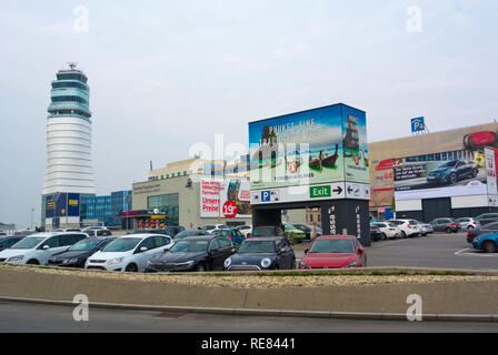 Parkplatz und Klimaanlage control tower, Schwechat, Flughafen Wien, Flughafen Wien, Wien, Österreich Stockfoto